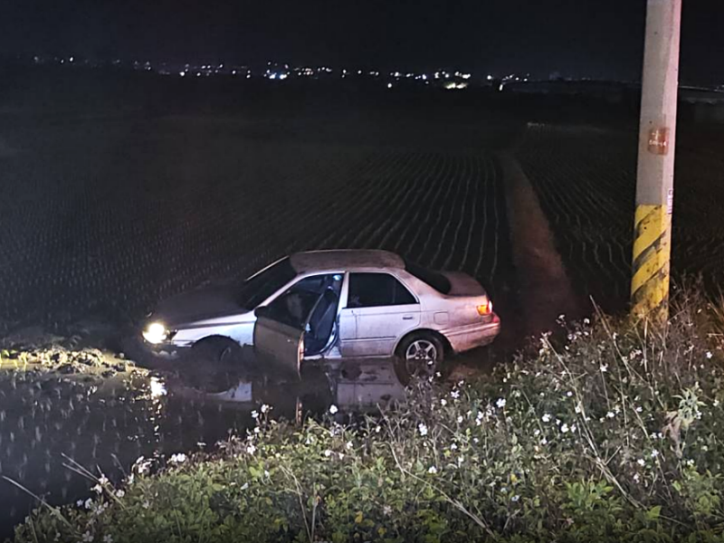 樂合自小客深夜滑落水田 男駕駛輕傷